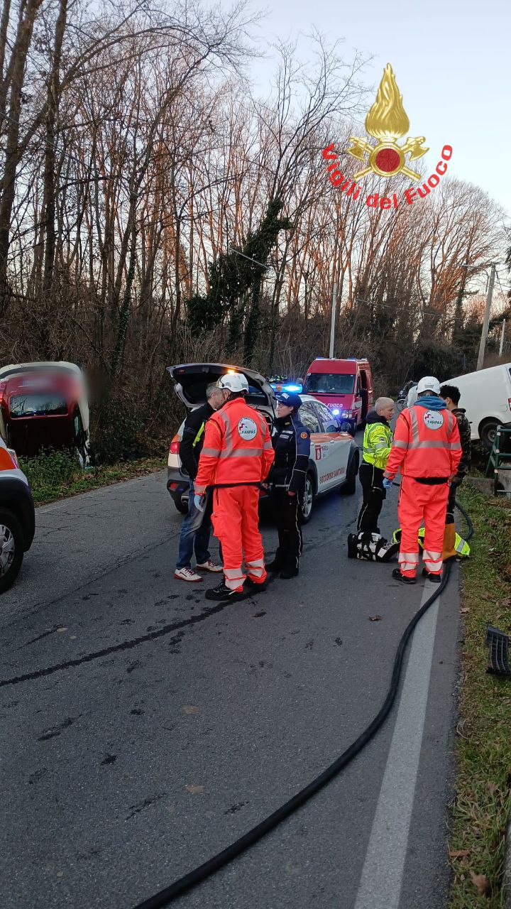 Arcore incidente tra due auto con incastrato pompieri vigili del fuoco