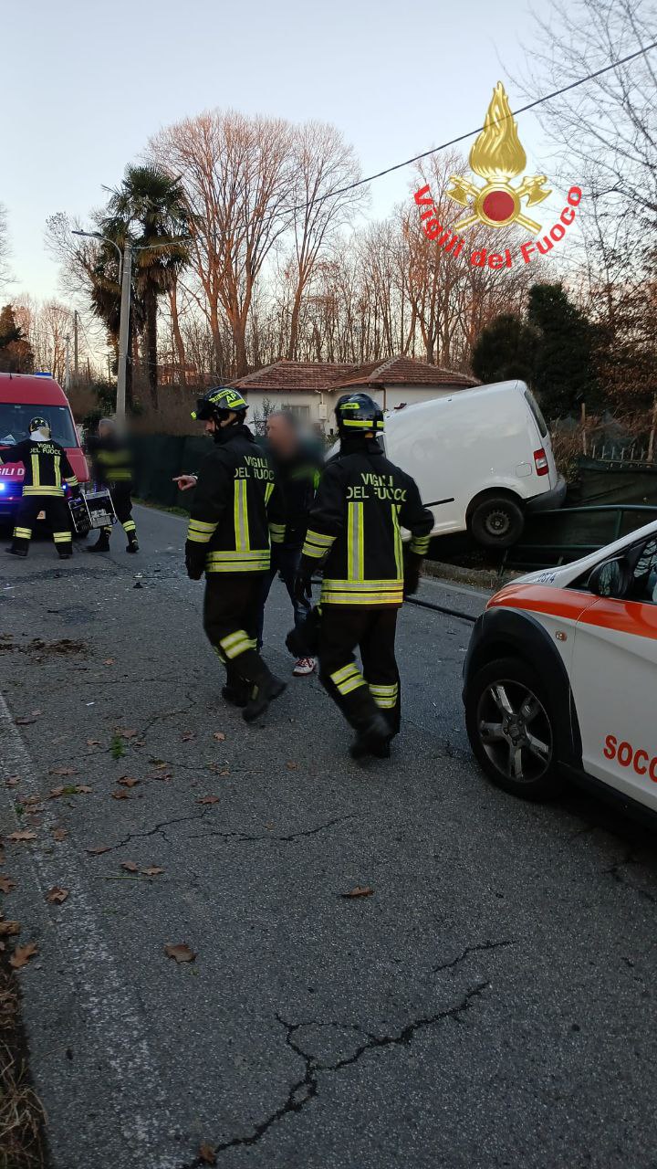 Arcore incidente tra due auto con incastrato pompieri vigili del fuoco