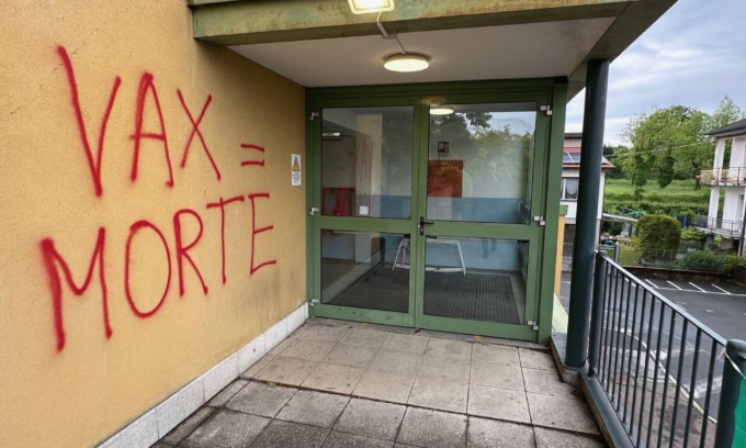 Identificati i responsabili delle scritte “No Vax” nel comasco, c’è anche una donna residente in Brianza