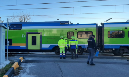 Travolta dal treno al passaggio a livello, la donna è morta in ospedale