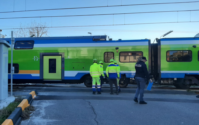 Travolta dal treno al passaggio a livello, la donna è morta in ospedale