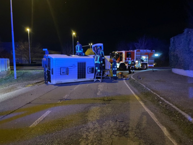Schianto a Seveso, si ribalta un camper