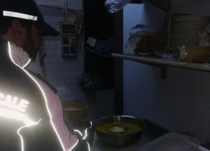 Ristorante degli orrori: cucina sudicia e dormitorio per i lavoratori