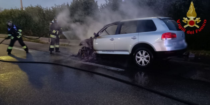 Un’altra auto in fiamme: sul posto pompieri e 118