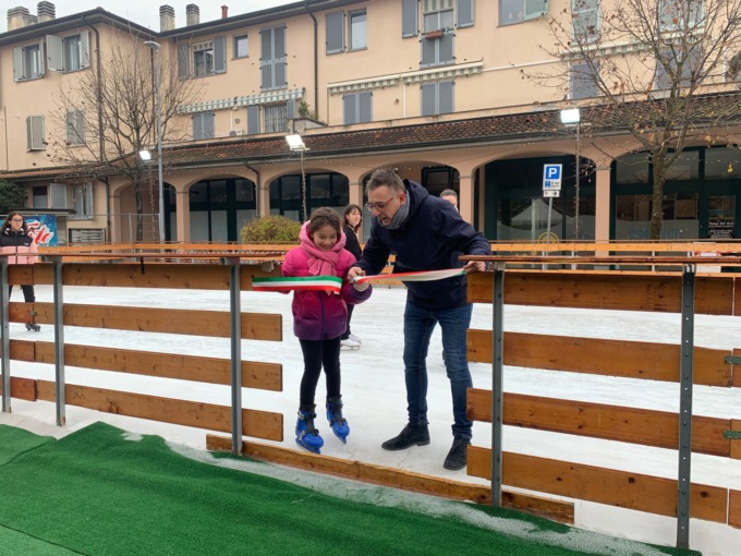 Agrate ha la sua pista di pattinaggio sul ghiaccio