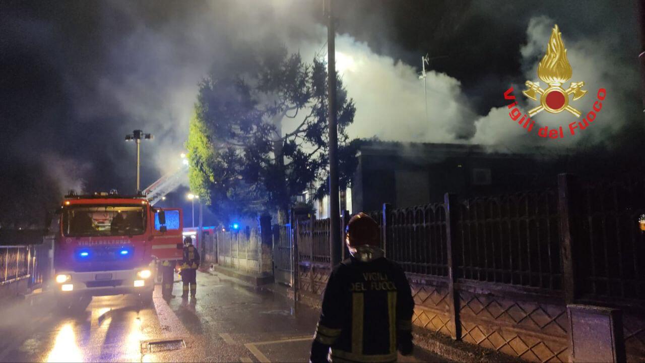 Limbiate incendio tetto villetta