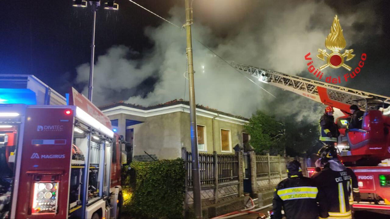 Limbiate incendio tetto villetta