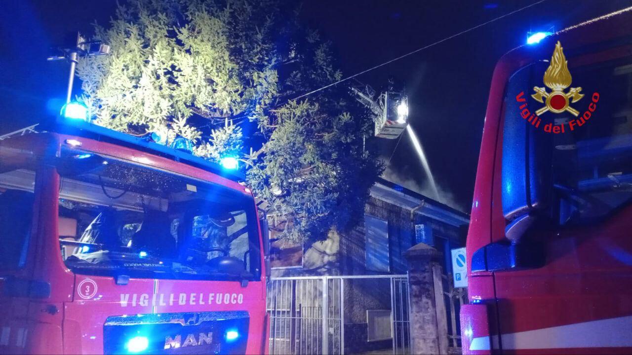 Limbiate incendio tetto villetta