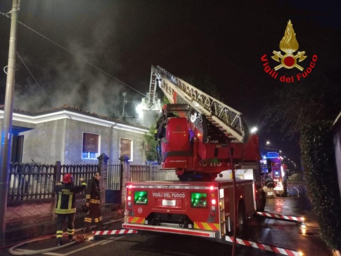 Incendio distrugge il tetto di una villetta a Limbiate