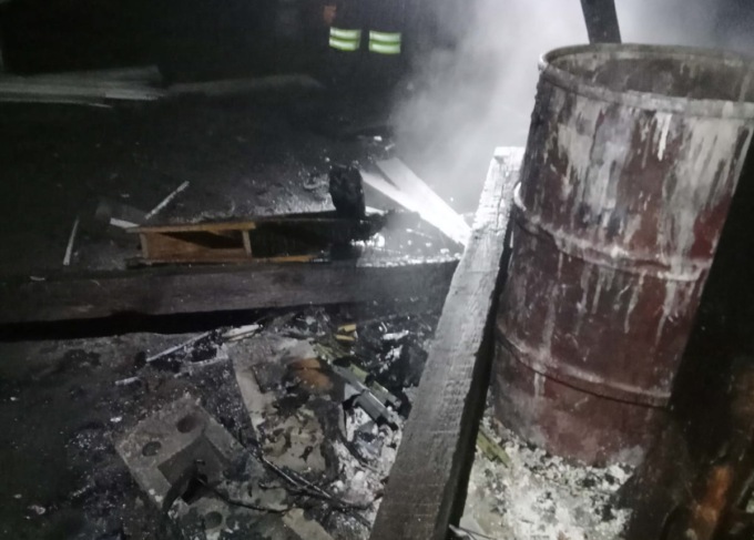 Incendio in un deposito, due fratelli denunciati per smaltimento illecito di rifiuti
