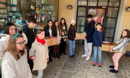 Il Comune dona alle scuole una montagna di libri