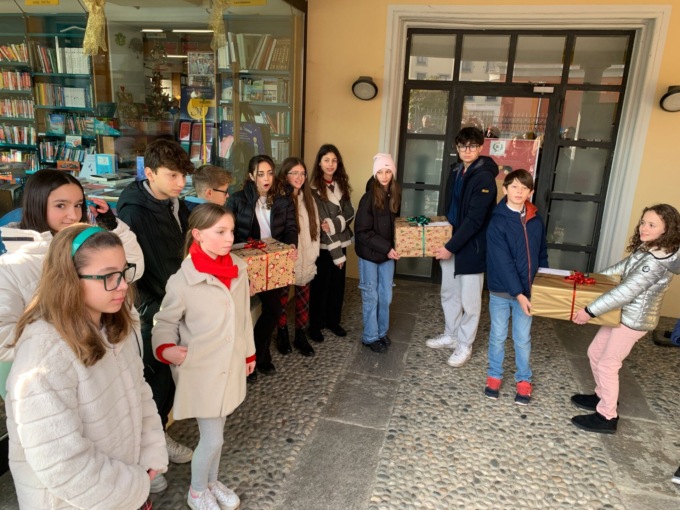 Il Comune dona alle scuole una montagna di libri