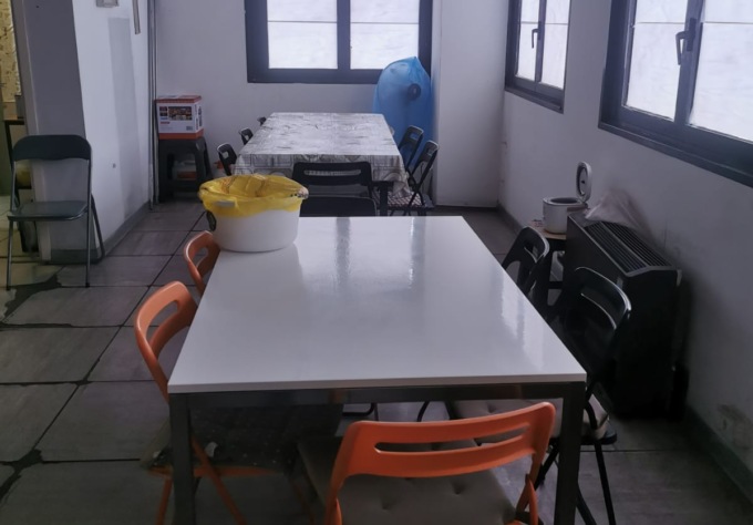 La Polizia locale scopre una mensa e un dormitorio abusivi in una attività commerciale