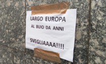 "Largo Europa al buio da anni, sveglia!", cartelli di protesta a Meda