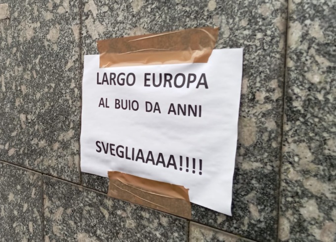 “Largo Europa al buio da anni, sveglia!”, cartelli di protesta a Meda