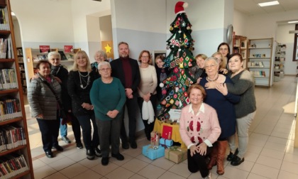 Per Natale il Club di cucito dona alla biblioteca un albero...all'uncinetto