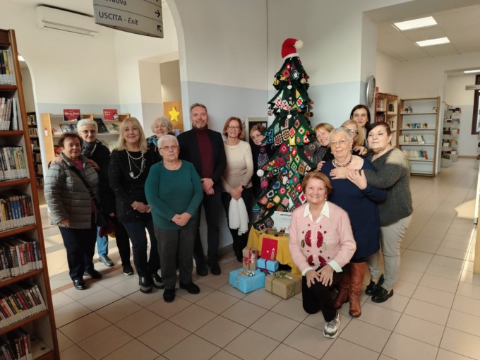 Per Natale il Club di cucito dona alla biblioteca un albero…all’uncinetto