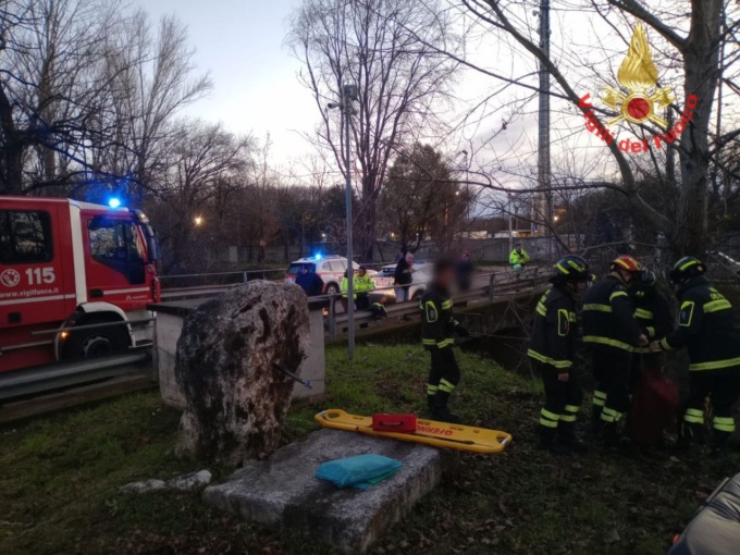 Finisce nel Certesa, 71enne recuperata dai Vigili del Fuoco