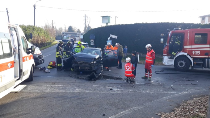 Schianto alle Quattro strade a Lentate, arriva pure l’elisoccorso
