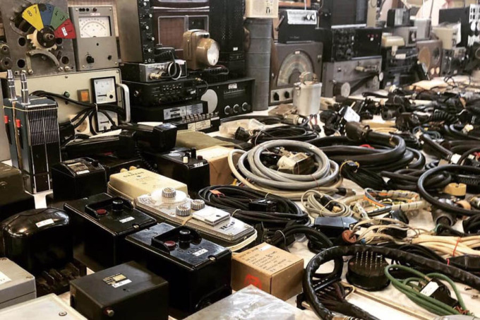 Una mostra con radio e telefoni d’epoca