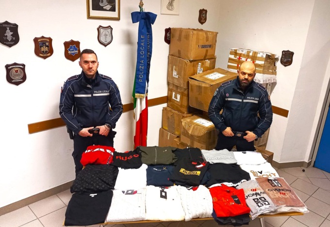 Sequestrato abbigliamento contraffatto al mercato