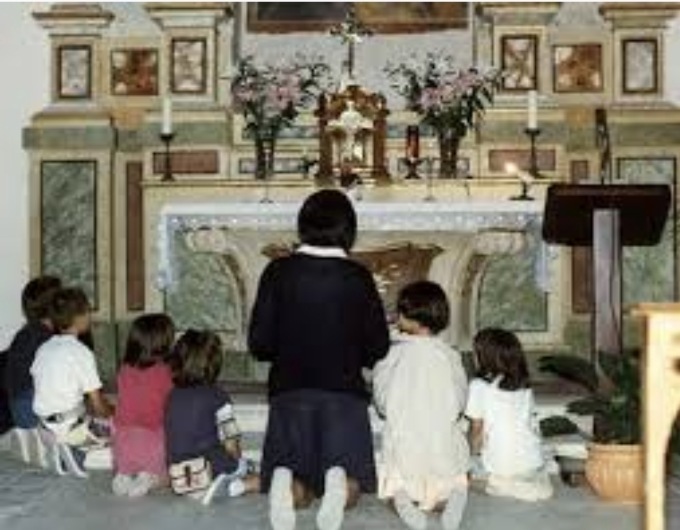 Il don: “Pregate in ginocchio, senza preoccuparvi di sgualcire la piega dei pantaloni”