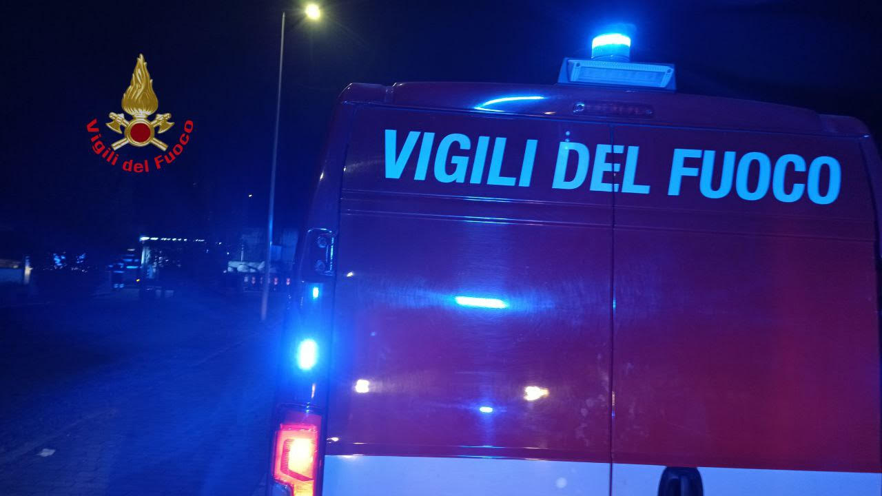 Monza incendio laboratorio di analisi pompieri vigili del fuoco