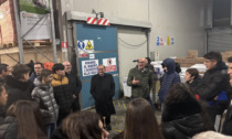 Monsignor Delpini e gli adolescenti a Muggiò per visitare il Banco Alimentare della Lombardia