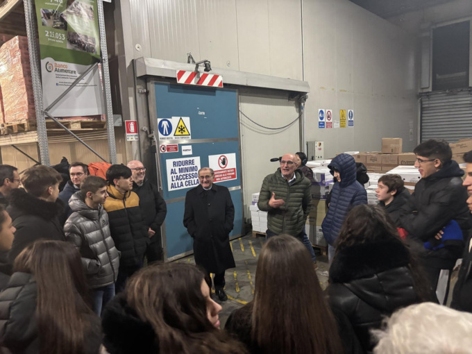 Monsignor Delpini e gli adolescenti a Muggiò per visitare il Banco Alimentare della Lombardia