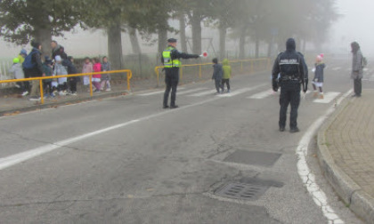 Muoversi in sicurezza sulle strade: i bambini della primaria a scuola di educazione stradale