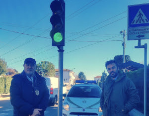 Semaforo abbattutto e subito ripristinato a Ceriano Laghetto