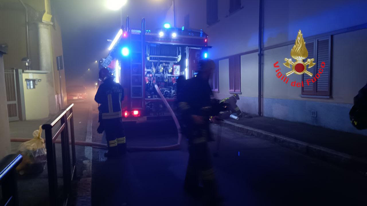 Monza vigili del fuoco pompieri incendio via Monte Ortigara mezzi gatto intossicato ossigeno