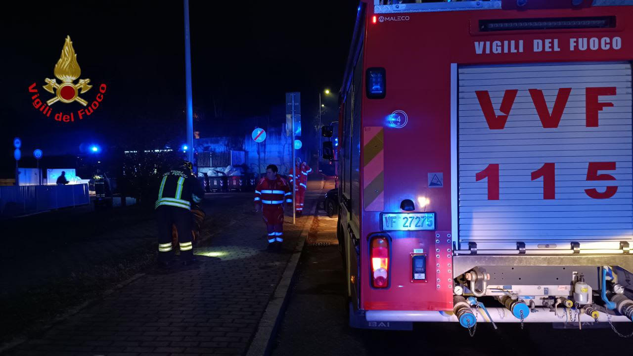 Monza incendio laboratorio di analisi pompieri vigili del fuoco