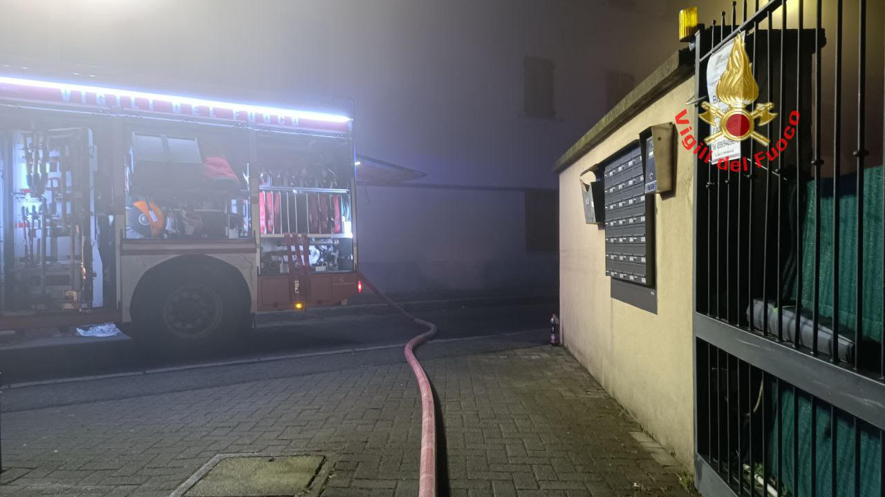 Monza vigili del fuoco pompieri incendio via Monte Ortigara mezzi gatto intossicato ossigeno