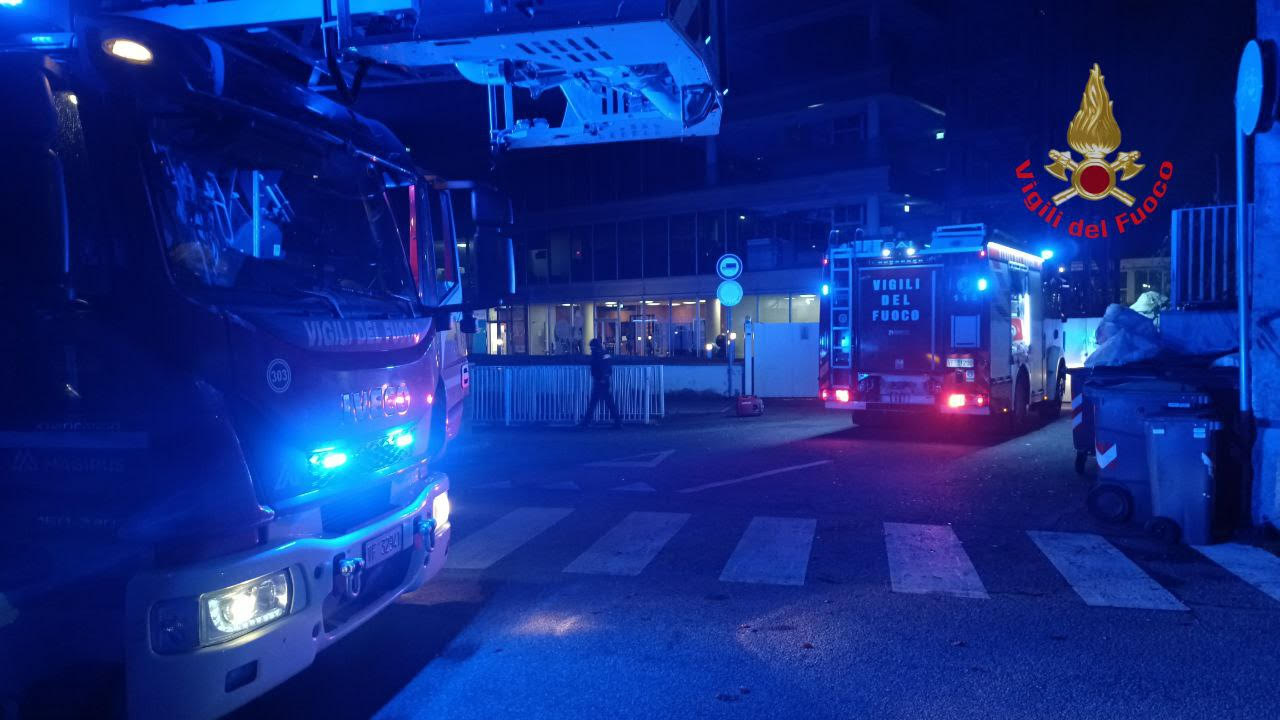 Monza incendio laboratorio di analisi pompieri vigili del fuoco