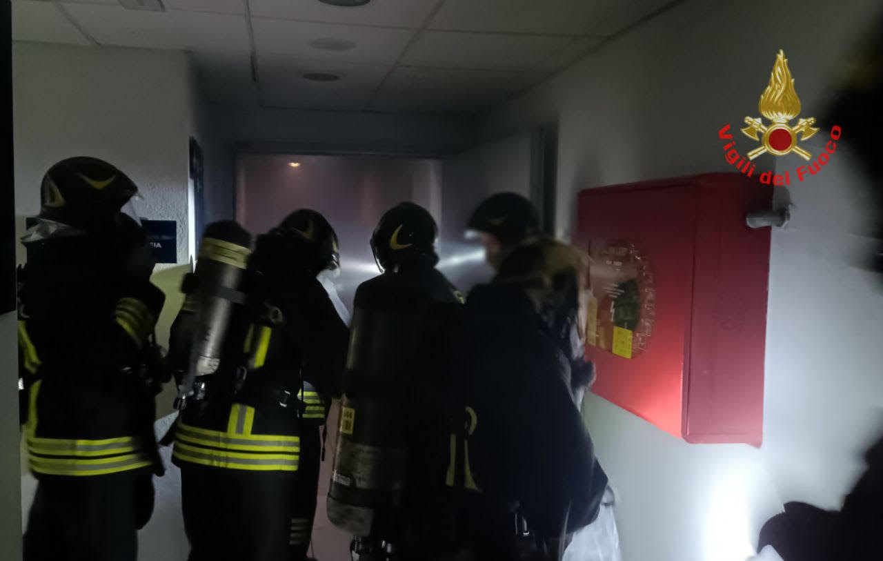 Monza incendio laboratorio di analisi pompieri vigili del fuoco