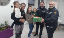 Il palloncino di Lucrezia vola fino a Varedo: la Polizia Locale gli porta un regalo