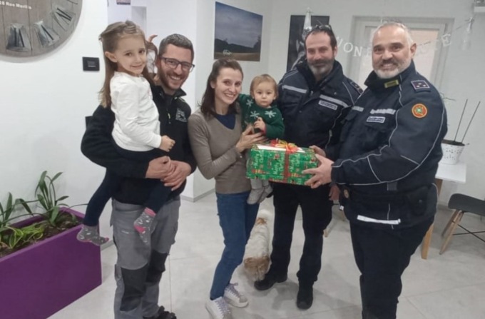 Il palloncino di Lucrezia vola fino a Varedo: la Polizia Locale gli porta un regalo