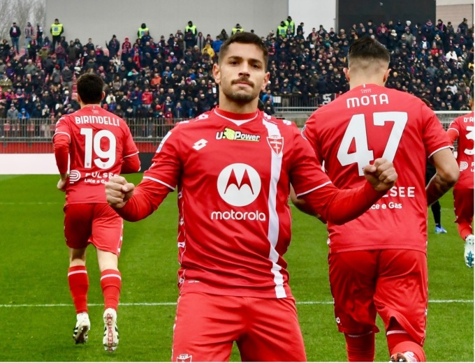 Caprari illude prima della rimonta del Cagliari: Monza ko