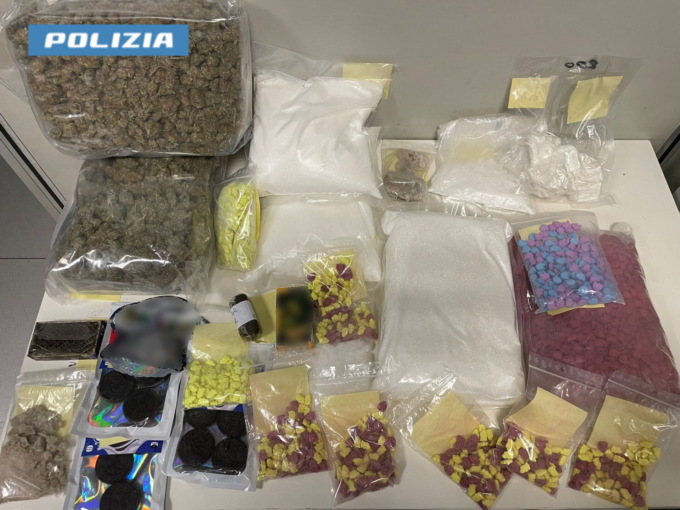 Nel box aveva oltre 20 chili di droga e nella sua abitazione a Lissone oltre 21mila euro