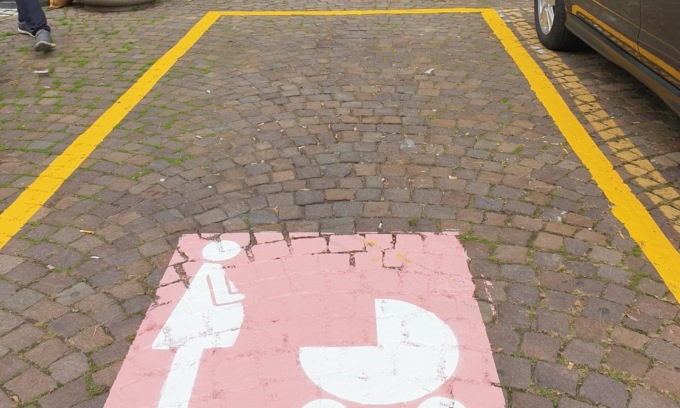 Dopo oltre un anno manca ancora il regolamento, i parcheggi “rosa” per le mamme si tingono di giallo