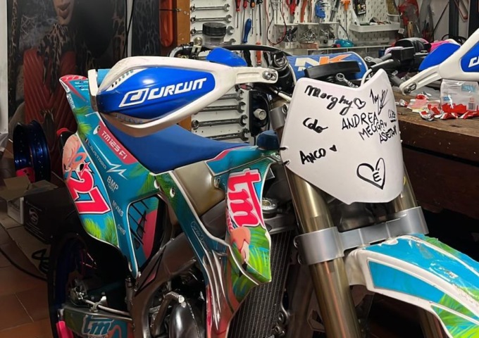 Muore a 17 anni in un incidente, gli amici ricostruiscono la sua moto per ricordarla sempre