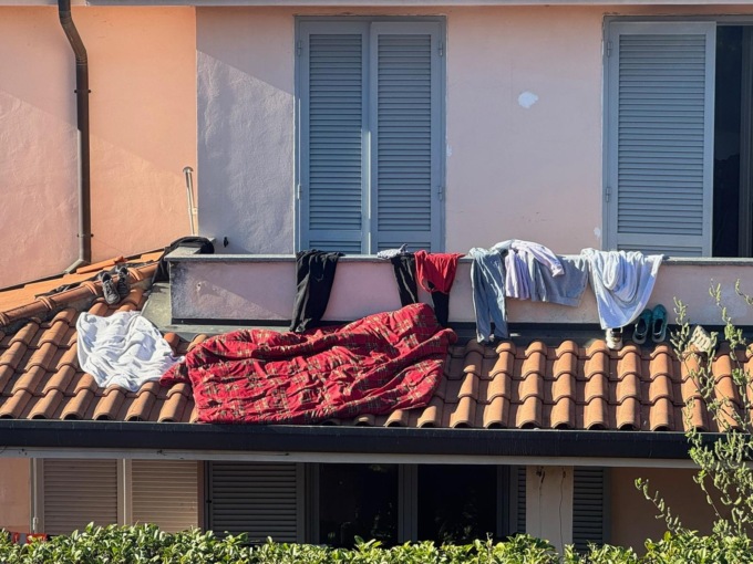Centro migranti, protestano i residenti: «Siamo prigionieri nelle nostre case»