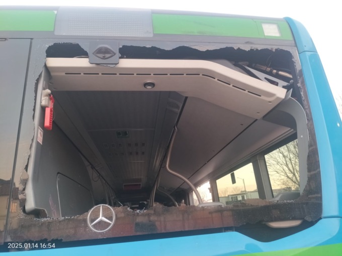 Rissa alla fermata: in frantumi il finestrino del bus, “Serve sicurezza”