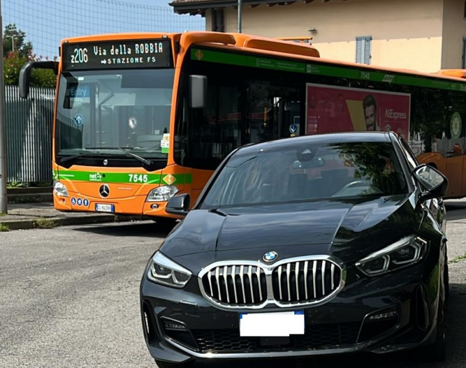 Auto in divieto e contromano: conducenti dei bus esasperati