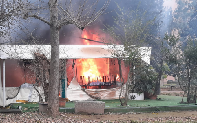 A fuoco il chiosco del giardinetto pubblico