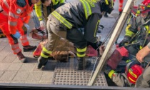 Tombino aperto per lavori, anziana cade dentro