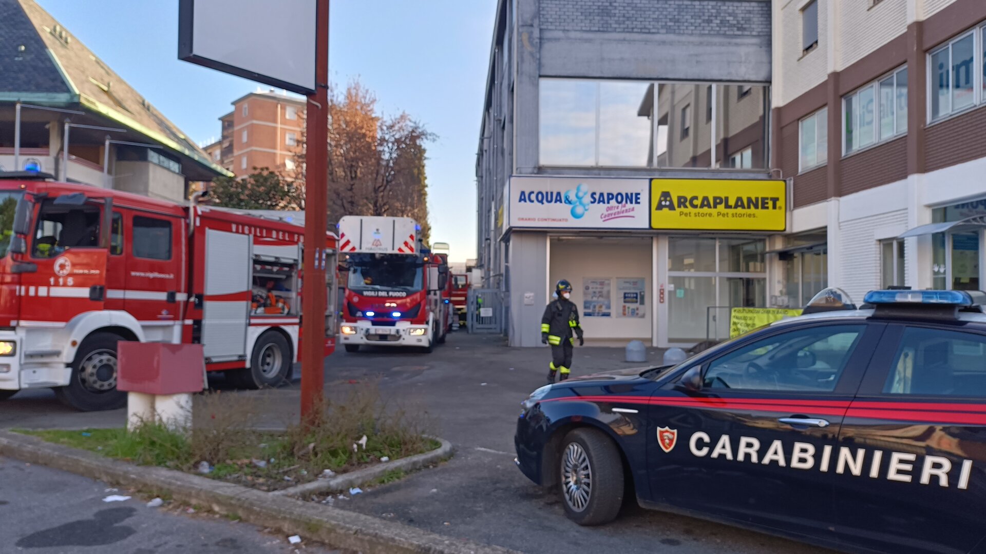 Cesano Maderno, incendio in via Nazionale dei Giovi, magazzino