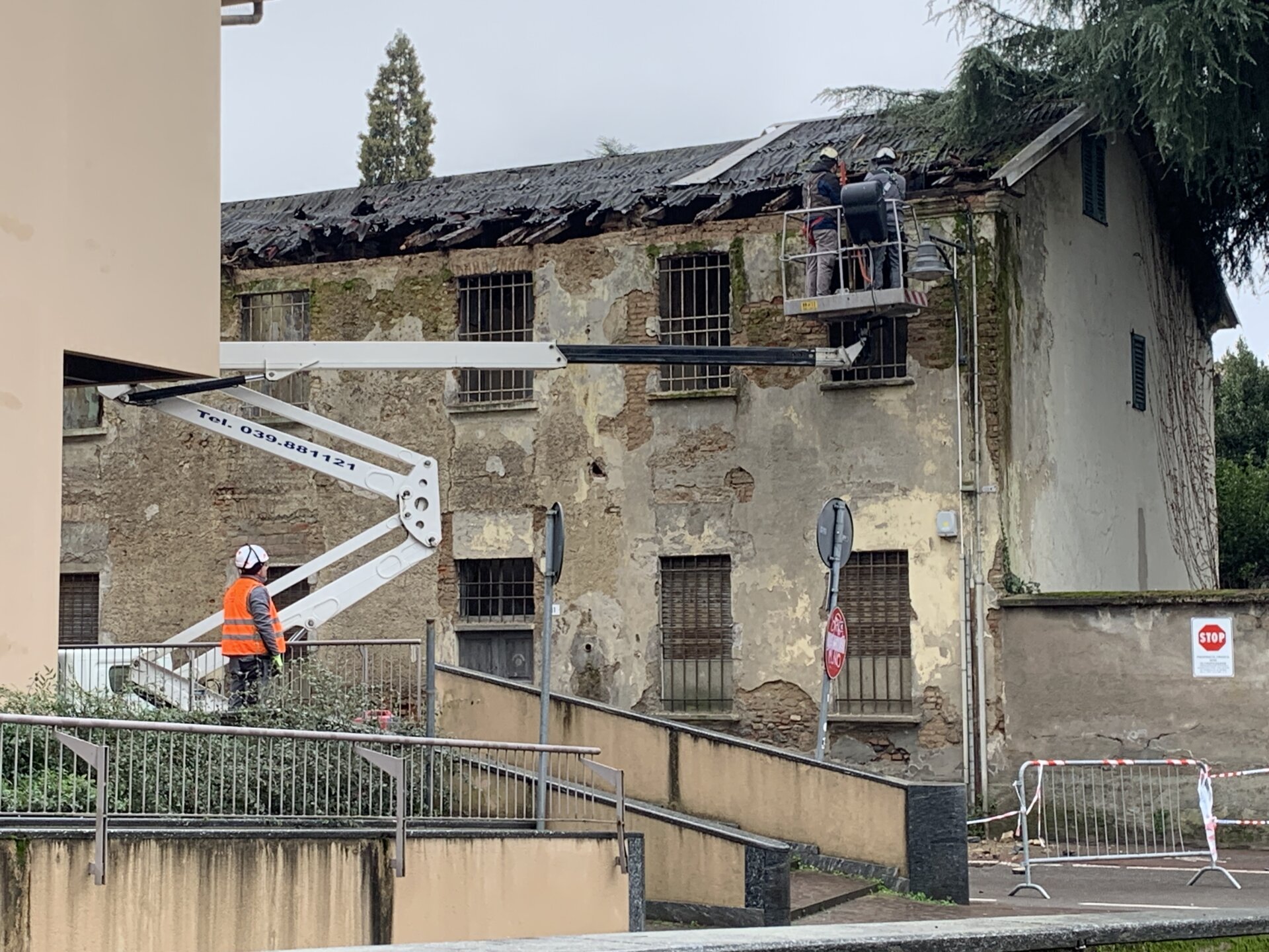 Vimercate crollo cornicione ex vecchio ospedale via Battisti intervento messa in sicurezza lavori