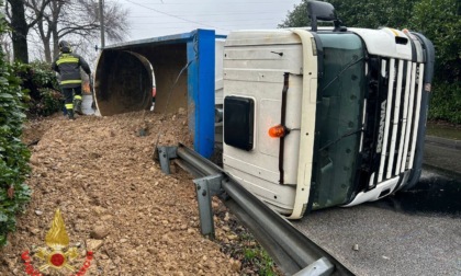 Camion si ribalta e perde il carico, strada bloccata a Macherio